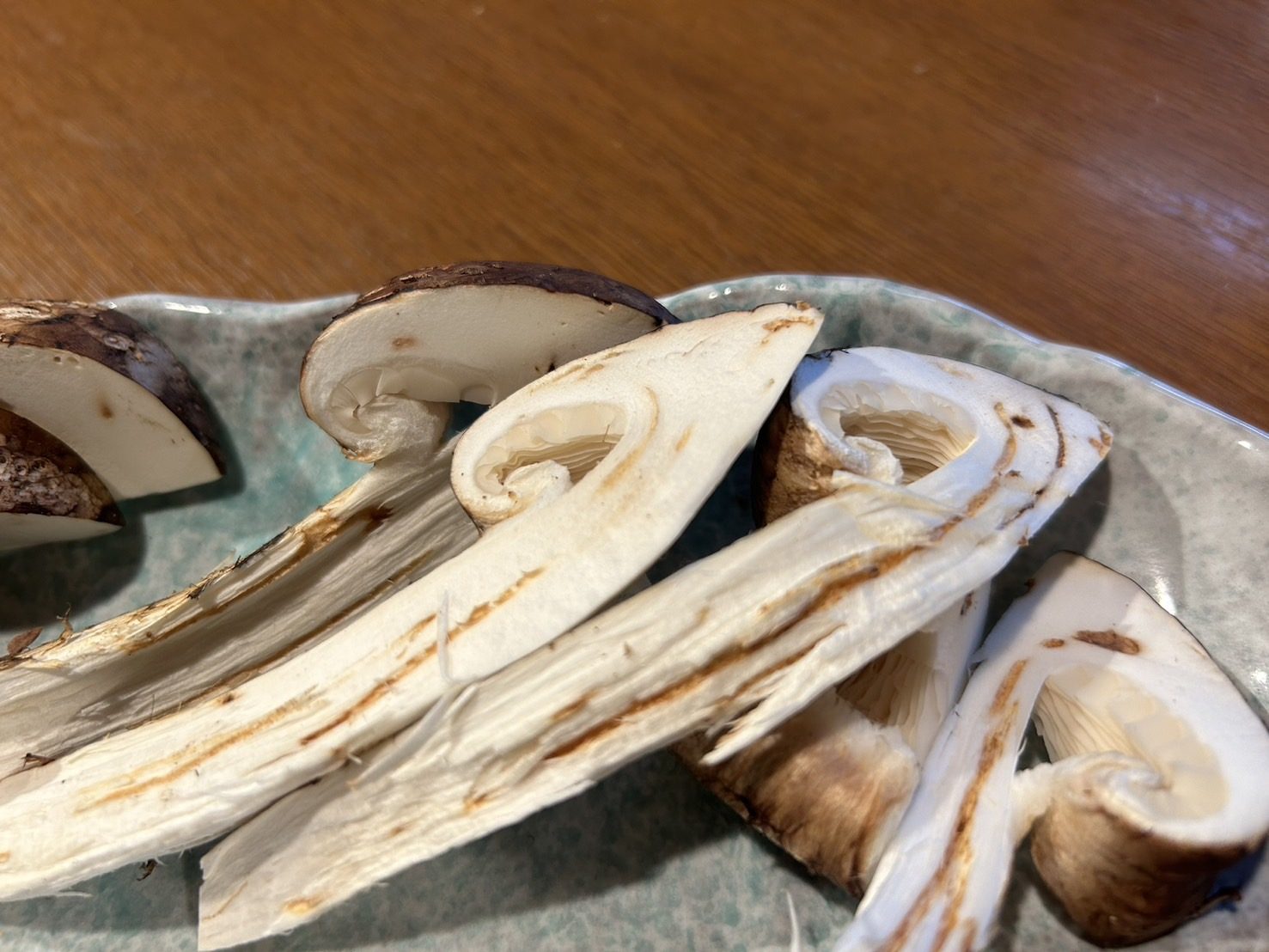訳あり品の断面。中心に茶色い変色が見える